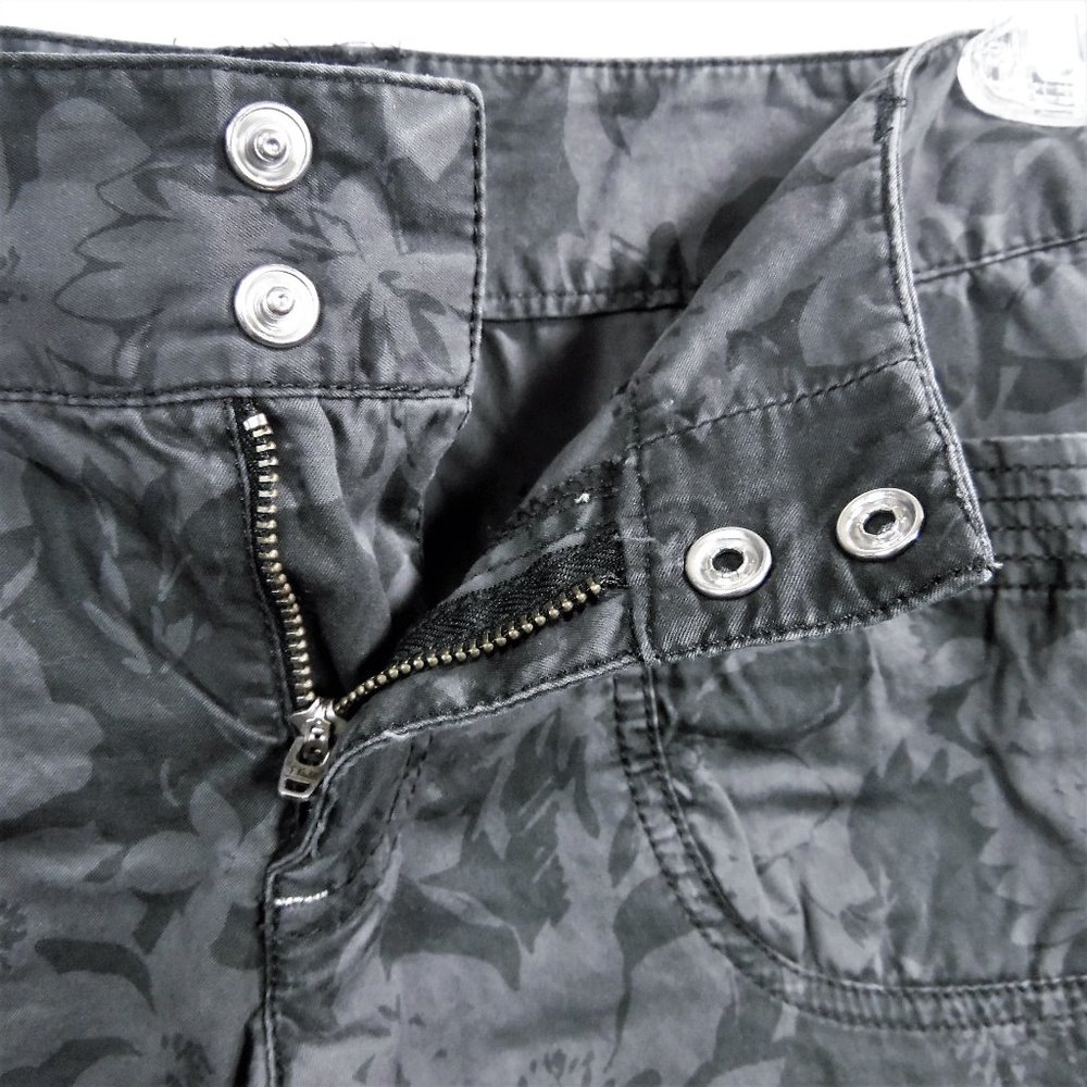 Express Shorts - Picture 6 of 8